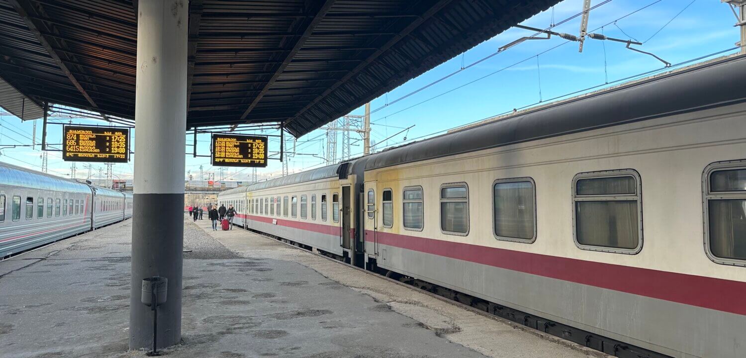 Reizen met de trein in Georgië: van Kutaisi naar Tbilisi.