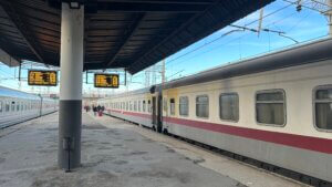 Reizen met de trein in Georgië: van Kutaisi naar Tbilisi.
