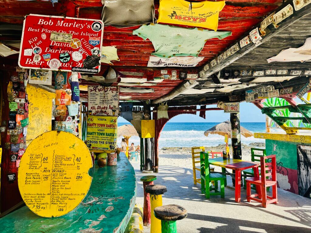 Doen op Cozumel: een drankje bij strandbar Rasta's.