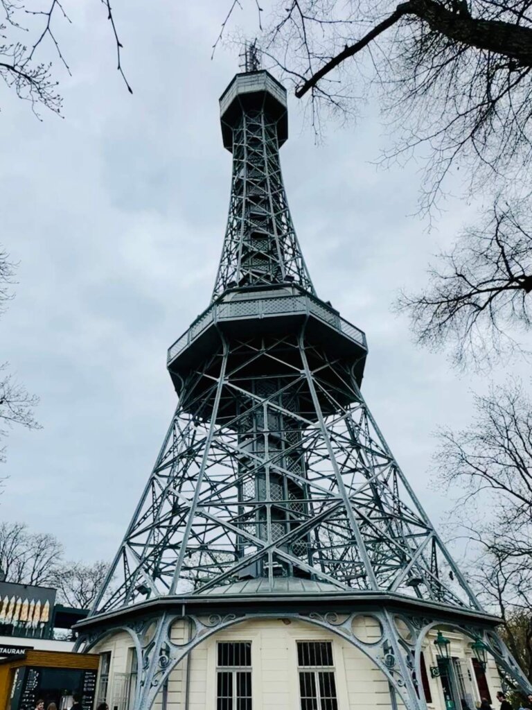 Op de Petrin heuvel in Praag staat een kopie van Eiffeltoren.