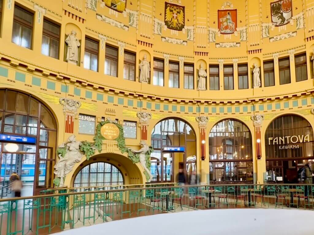 Het treinstation van Praag is een van de bezienswaardigheden van de stad.