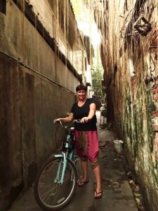 Doen in Bangkok: fietsen met een gids van Go Bangkok Tours.