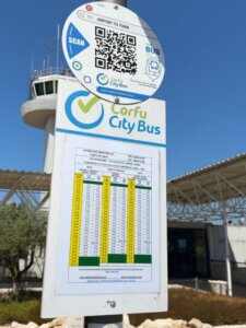 Bus van Corfu vliegveld naar het centrum en de haven.