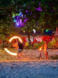 Vuurshow op het strand in Thailand