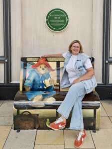 Op een bankje met Paddington in Londen.