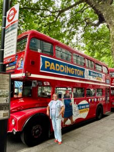 Een must-do voor Paddington liefhebbers: afternoon tea bus tour in Londen in Paddington thema.