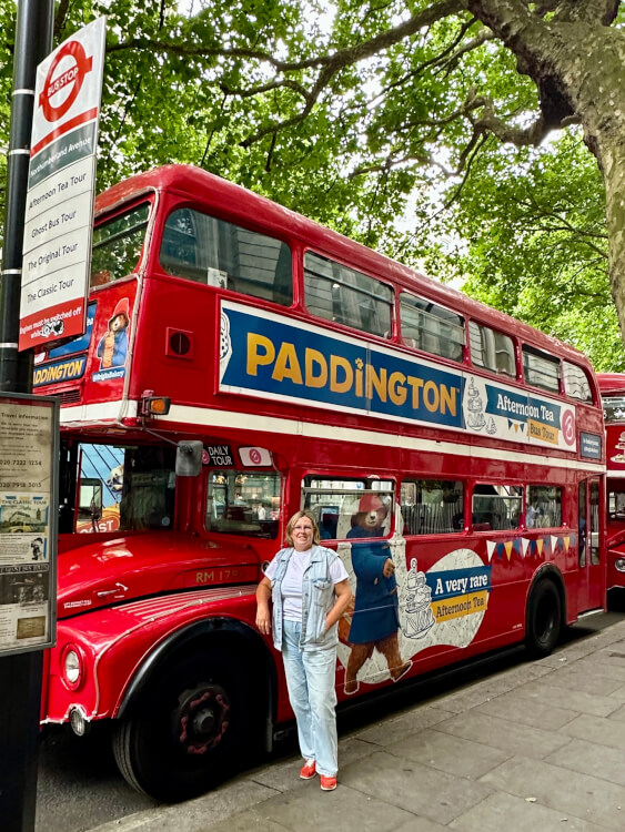 Een must-do voor Paddington liefhebbers: afternoon tea bus tour in Londen in Paddington thema.