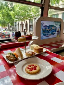 Brigits Bakery Paddington afternoon tea bus tour in Londen.